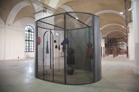 Louise Bourgeois CELL BLACK DAYS 2006 Non solo calcio, anche Kiev ha la sua Biennale