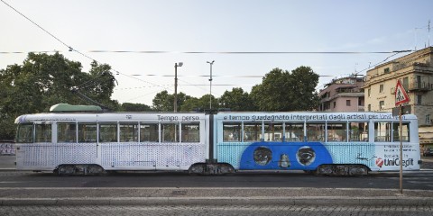 Panoramica dellopera di Angelo Crazyone La giovane arte sale sul tram UniCredit. Nell’estate romana (e su Facebook) c’è anche il progetto Contemporary Times. E su Artribune ci sono tutte le foto