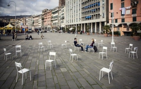 SPLACE chairsforall genova2010 Farsi una doccia al Maxxi di Roma, parlando di architettura. Al confine tra Italia e Germania, dentro l’installazione spruzzante vincitrice di YAP