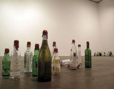 eCJ120011 A cosa serve la critica? Message in a bottle. Quando il messaggio sono 80 recensioni e il destinatario, nell'oceano dell'arte, è Christian Jankowski