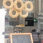 La vetrina incriminata del panettiere di Camberwell - photo Southwark News