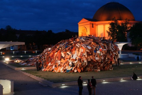 raumlabor The Big Crunch Darmstadt Germany m Farsi una doccia al Maxxi di Roma, parlando di architettura. Al confine tra Italia e Germania, dentro l’installazione spruzzante vincitrice di YAP