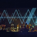 una fotografia dello spettacolo Altrove città e invisibili - in scena al Teatro Ambra Jovinelli con le scenografie digitali realizzate dagli studenti di Web e Interaction