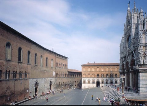 A sinistra il Santa Maria della Scala, a Siena