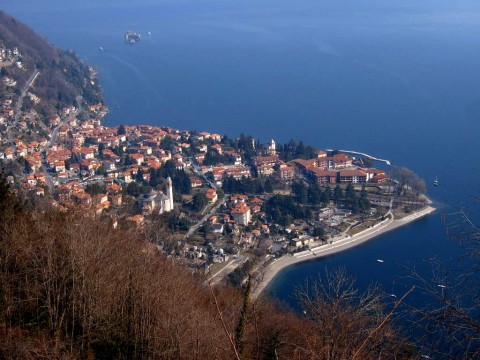 Cannero Riviera Una Biennale sul Lago Maggiore, intrecciando storia e attualità. Memorie di antichi borghi e creatività contemporanea. Con Fischli & Weiss e Vito Acconci Studio