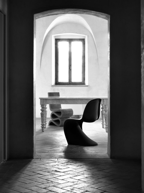 Design a Sarzana foto Daniele Barraco Il design district dell’estate? È in Liguria. Da Kartell a Driade, da Edra a Vitra, a Sarzana l’antiquariato apre le porte al prodotto contemporaneo