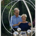 Grazia e Gianni Bolongaro nel 1996, con una scultura di Fausto Melotti