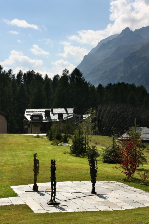 Giuliano Pedretti Vacanze a St. Moritz. Montagna, relax, hotel pluristellati, ma anche arte contemporanea. Grazie ai percorsi di SAM, il festival che mette insieme Rotella e McCurry