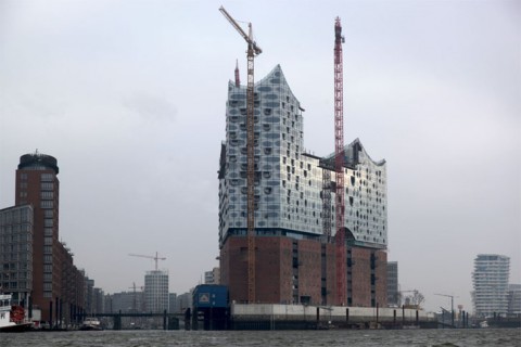 Herzog de Meuron Elbphilharmonie Hamburg Venezia Updates: la Biennale di Chipperfield tenta di archiviare la figura dell'archistar? Herzog & de Meuron portano in mostra tutti i giornali che li hanno criticati