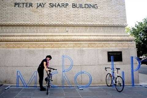 Il porta bici di David Byrne alla Brooklyn Academy of Music Art Digest: David Byrne ciclista designer. Troppo comunista, niente statua per Orwell. Incredibile: le poste norvegesi perdono i pacchi (ed i Rembrandt)
