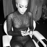 Lady Gaga al telefono - foto © Terry Richardson