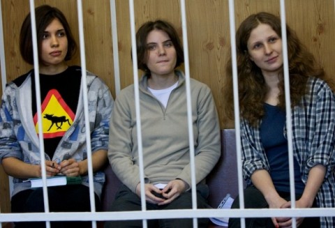 Le Pussy Riot alla sbarra foto nplusonemag.com Pussy Riot condannate a due anni di carcere, e la Russia brucia. Teppismo a sfondo religioso: ma le proteste imperversano, a Kiev abbattuta una croce monumentale