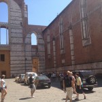 L'esterno del Duomo invaso dalle auto