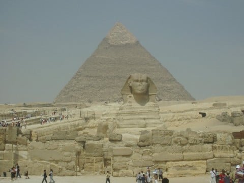 Sfinge e Piramidi in pericolo In partenza per l’Egitto? Attenti a dove mettete i piedi, potreste far crollare la Sfinge e le Piramidi…
