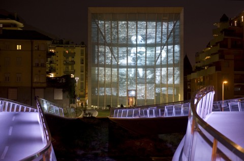 Sonia Leimer Museion Foto Seehauser A Museion una video nottata en plein air. Suggestioni dalle profondità delle gallassie per l'opera di Sonia Leimer. Proiettata sulla facciata del museo bolzanino