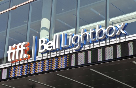 TIFF Bell Lightbox outdoor sign medium Venezia? Sì, ma a settembre Cinema significa ancor di più Toronto International Film Festival. 290mila presenze, 170 milioni di dollari di giro di affari, e una nuova sede griffata KPMB Architects
