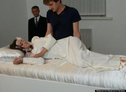 Taras Polataiko Sleeping Beauty Matrimonio a tavolino con avvenente dama dell’est Europa? Lasciate stare i siti di incontri: basta andare al Museo Nazionale di Arte Ucraina!