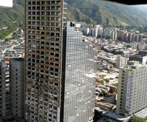 Torre David Caracas Venezia Updates: se un pezzo della mostra di Chipperfield diventa ristorante. Urban Think Tank porta a Venezia tutta l'atmosfera di uno slum di Caracas. Con tanto di panini. Ecco il video