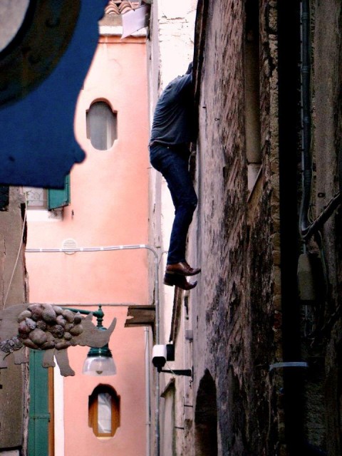 Un momento della performance di Mladen Miljanovic 2 Pericolo, caduta artista. Alla A plus A di Venezia Mladen Miljanovic interpreta acrobaticamente la precarietà dell’arte…