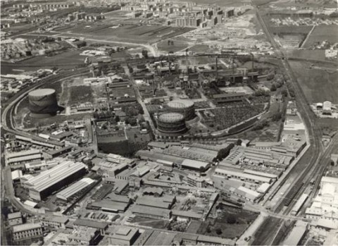 Una foto vintage dellarea dei Gasometri alla Bovisa Sapessi com'è strano, costruire un centro d'arte contemporanea a Milano. Gli spazi della Bovisa un tempo meta del Museo del Presente? Rischiano di esser pronti prima del MAC di CityLife