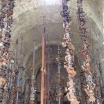 Pinuccio Sciola - Le Colonne Infinite. Omaggio a Gaudí - veduta della mostra presso la Basilica di San Saturnino, Cagliari 2012