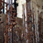 Pinuccio Sciola - Le Colonne Infinite. Omaggio a Gaudí - veduta della mostra presso la Basilica di San Saturnino, Cagliari 2012
