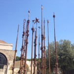 Pinuccio Sciola - Le Colonne Infinite. Omaggio a Gaudí - veduta della mostra presso la Basilica di San Saturnino, Cagliari 2012