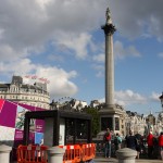 stand rosa e viola in Trafalgar Square (foto Martina Federico)
