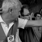 steward a earl's court che dà nuove indicazioni di accesso alla metropolitana (foto Martina Federico)