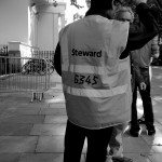 steward dà indicazioni nei pressi di Piccadilly Circus (foto Martina Federico)