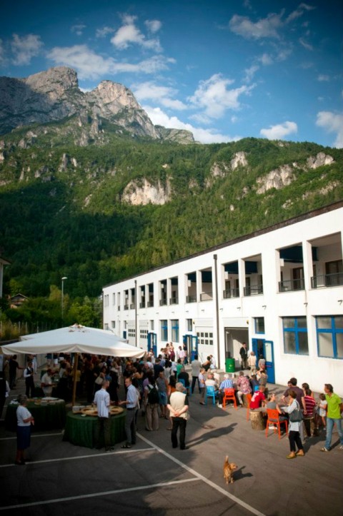 taibon opening DC fabbrica che pulsa foto g. de donaÌ€ Opening sulle Dolomiti, nella luce brillante d'agosto. Sei mostre, tanti curatori, tantissimi artisti. Vi raccontiamo tutto, con foto e video dal Blocco di Taibon