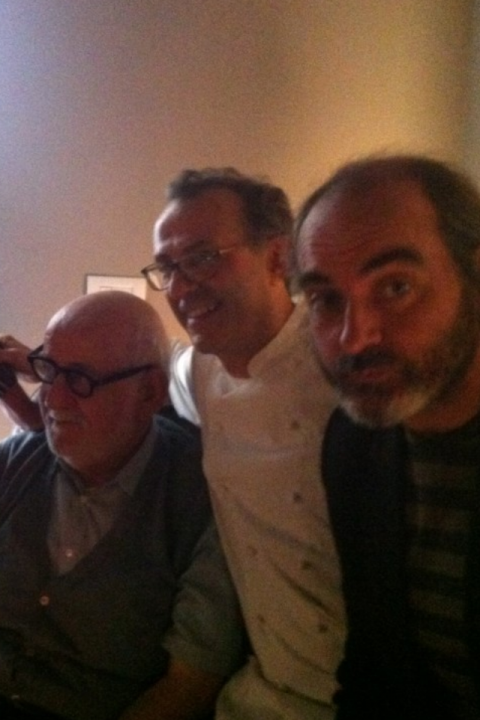 Bottura con Emilio Mazzoli e Carlo Benvenuto Dopo i tanti musei con ristorante, un ristorante sempre più museo. Con Cattelan, Gavin Turk, Ceal Floyer. Riapre a Modena post restyling l’Osteria Francescana di Massimo Bottura