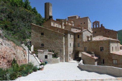 Castello di Postignano Una residenza per artisti nel Castello di Postignano. Con tanto di acquisizioni. Dopo un lungo restauro, l'arte contemporanea rianima un antico borgo umbro