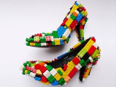 Finn Stone Lego stilettos Scarpe e mattoncini colorati. A Firenze, in occasione della Vogue Fashion Night Out, arriva anche la “Lego Art” di Finn Stone