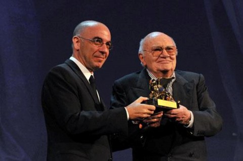 Giuseppe Tornatore consegna il Leone doro alla carriera a Francesco Rosi Lido Updates: il leone Francesco Rosi. È Giuseppe Tornatore a premiare il maestro per la carriera: “metodo, stile, rigore morale”