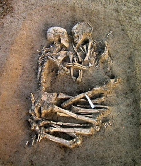 Gli amanti di Valdaro L’abbraccio degli Amanti di Valdaro. Dal sottosuolo al buio di un caveau. Mantova cerca fondi per un allestimento museale. E invita Marzia Migliora