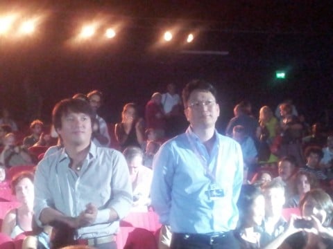 Il regista Jeon Kyu hwan all’annuncio del premio assieme al protagonista Cho Jae hyun Lido Updates: il primo Leone? È quello al cinema Queer. “Linguaggio estremo, ma poetico”: vince The Weight del coreano Jeon Kyu-hwan