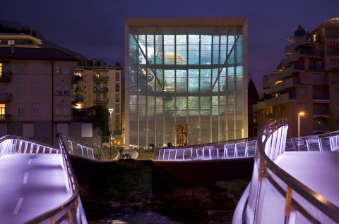 Isola e Norzi al Museion foto Seehauser Ai tropici, ovvero sulle Dolomiti. Isola e Norzi protagonisti a Bolzano dell’ultima proiezione sulla facciata mediale di Museion