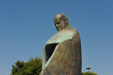 La statua prima maniera La statua del Papa di Oliviero Rainaldi. Ecco com’è con la nuova faccia. Vi piace più ora o vi piaceva più prima, il Giovanni Paolo II alla stazione di Roma?