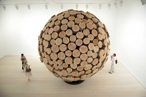 Lee Jaehyo 0121 1110107041 2007 wood big cone pine 520x520x520 cm Courtesy of the artist image by Feliz Kunze Arte e finanza nella Londra dei Giochi