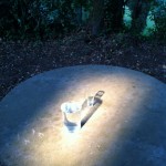 Luca Pancrazzi, Tutto Pieno o Tutto Vuoto, 2012, bicchieri in vetro, faro da teatro, dimensioni ambientali