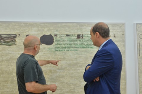 Nicola Zingaretti alla Fondazione Pastificio Cerere 15 Nicola Zingaretti scalda i muscoli per la campagna elettorale al Comune di Roma girando per studi d’artista. Ecco la foto story dell’art-tour a San Lorenzo. Da Pietro Ruffo a Marco Tirelli