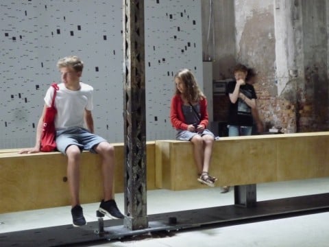 Pad Ir 02 Venezia Updates: Nessuno resiste alla curiosità di sedersi sul Nilometro, la panchina oscillante del Padiglione irlandese. Neppure Odile Decq, pizzicata nel nostro video