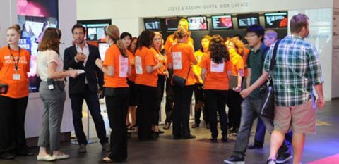 Volontari al Toronto International Film Festival 4 Ma in Canada girano ancora così tanti arancioni? Sì, sono 2600 volontari, vengono dall’Australia, dagli Emirati Arabi, dall’India. Ancora spigolature dal Toronto International Film Festival