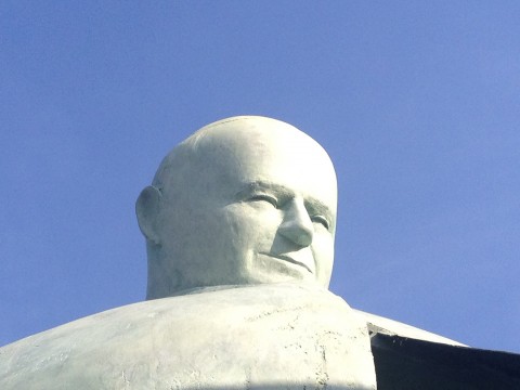 foto 3 La statua del Papa di Oliviero Rainaldi. Ecco com’è con la nuova faccia. Vi piace più ora o vi piaceva più prima, il Giovanni Paolo II alla stazione di Roma?