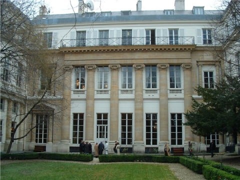 hotel des galliffet Voyage à Paris. Artisti italiani in residenza nella splendida sede dell'IIC: si parte con Tomaso De Luca. Abbiamo intervistato la neo direttrice, Marina Valensise