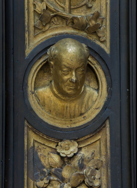 particolare della cornice con autoritratto del Ghiberti dopo restauro foto Antonio Quattrone Torna a splendere a Firenze la Porta del Paradiso del Ghiberti, dopo 27 anni di restauro. Chiusa in una monolitica teca protettiva, Artribune ve la mostra in anteprima