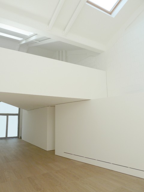 23 galleriadeluca05low Quando la galleria ha un debole per il curatore. Massimodeluca, nuovo spazio nell'ex area industriale di Mestre, punta tutto sulla critica. E sui giovani artisti. Andrea Bruciati apre le danze