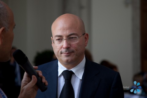 Aldo Cazzullo Lo Strillone: Aldo Cazzullo e L’Italia s’è ridesta sul Corriere della Sera. E poi l’album da disegno firmato Warhol, Damien Hirst killer di farfalle, Moliterni su Madre e Rivoli…