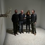 Fabrizio Prevedello posa con gallerista & friends davanti al suo intervento
